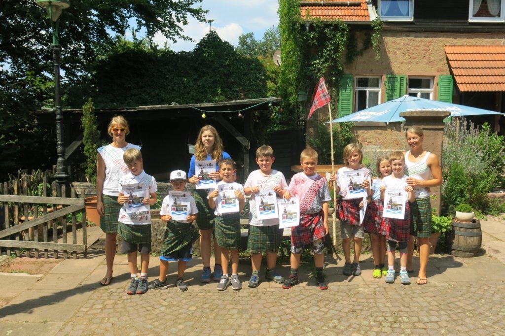 Gummistiefel-Weitwurf oder Baumstamstoßen lauteten die Disziplinen der KiSS-Freizeit.