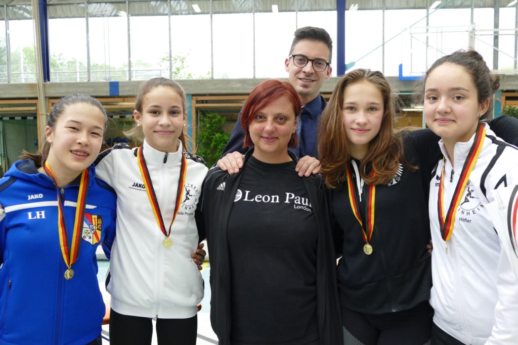 Bild: Hohenester v.l. Lily Hassinger (MFC), Viola Pongratz, Coach Yulyia Ishchenko, TSG-Obmann Mark Perelmann, Luca Holland-Cunz (MFC), Marie Höfler