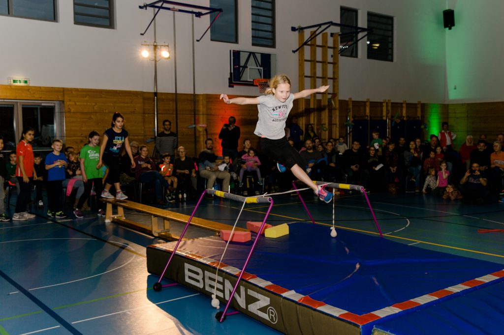 Neben den Bewegungsstationen war die Jahresabschlussfeier der KiSS einer der Höhepunkte beim Jubiläumssporttag "10 Jahre HSC". Hier die Profilgruppe Leichtathletik bei ihrer Sprungvorführung.