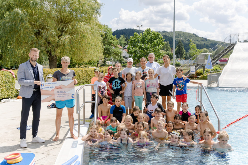 Die glücklichen Schwimmkinder der Carl-Orff-Grundschule gemeinsam mit Torsten Dämgen vom Vorstand der Stiftung sowie Simone Saggau (mit dem Spendencheck).